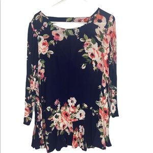 Altar’d State. Medium caydin tunic.